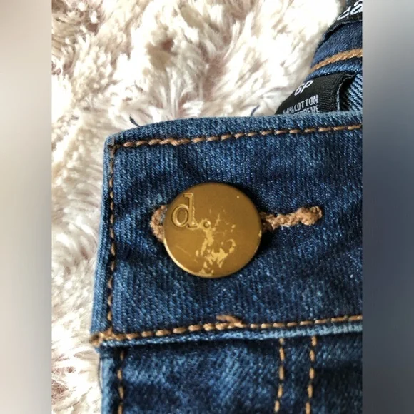 d. jeans Dark Denim with Button Detail Cropped Jeans - Picture 6 of 6